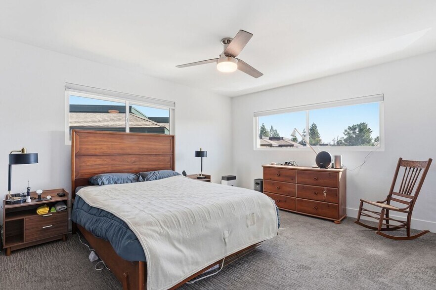 Building Photo - 450 W Vermont Ave