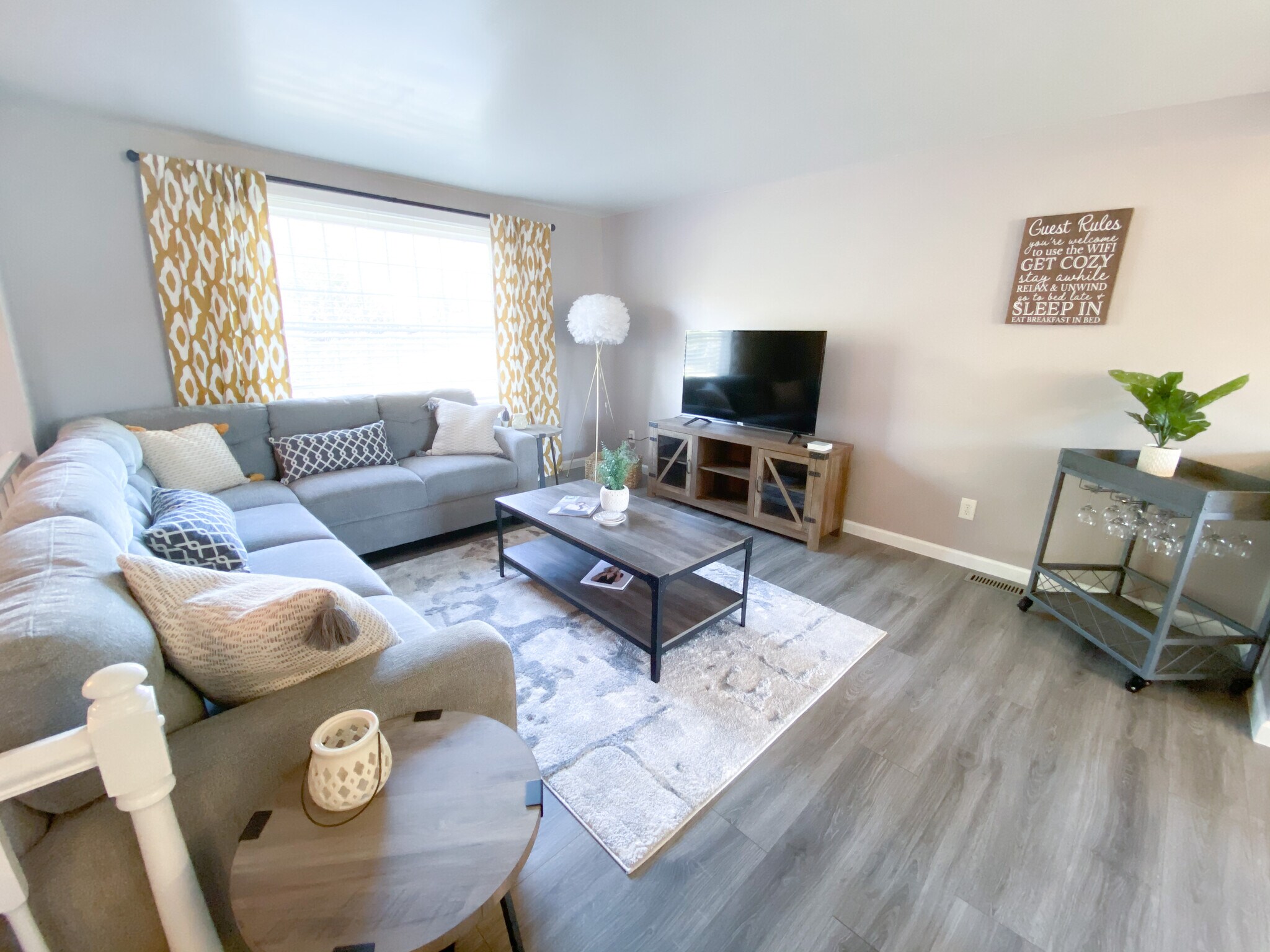 Living room - 11423 Five Cedars Rd