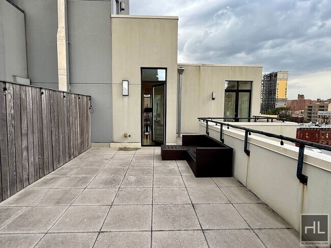 Building Photo - Penthouse 1 bed/1 bath w/ 2 roof decks