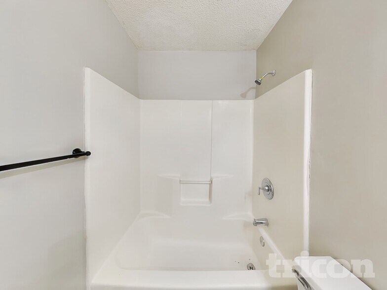 Building Photo - 5005 Hyacinth Ln