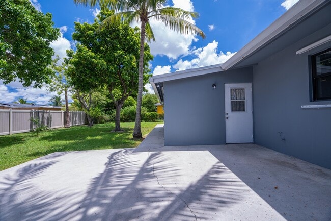 Building Photo - 6113 Royal Palm Blvd