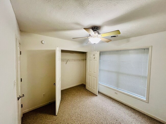 Building Photo - Townhouse Located at Pikes Place