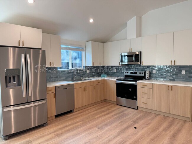 Building Photo - 727 2nd St