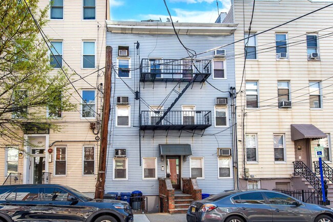 Building Photo - 307 Monroe St