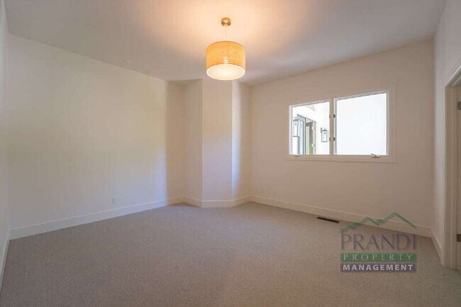 Building Photo - 121 Laurel Grove Ave