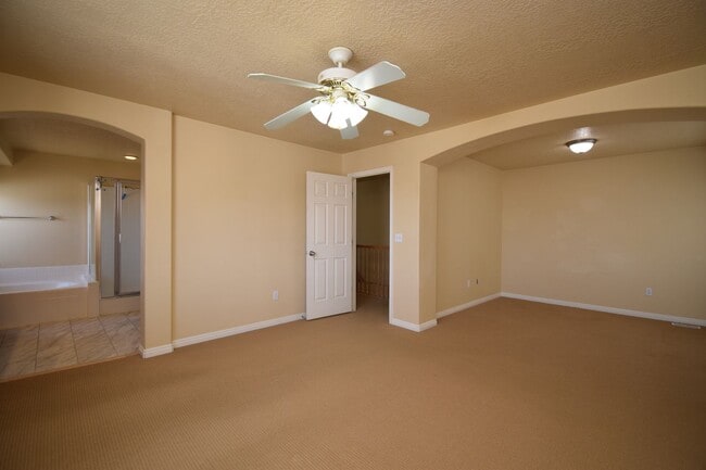 Building Photo - Charming Lakeview 3 Bed Home Near Schools & Churches!!