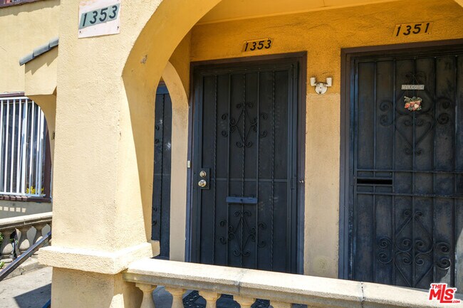 Building Photo - 1353 W 49th St