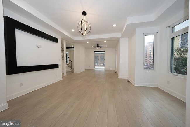 Building Photo - 622 Spring Ave