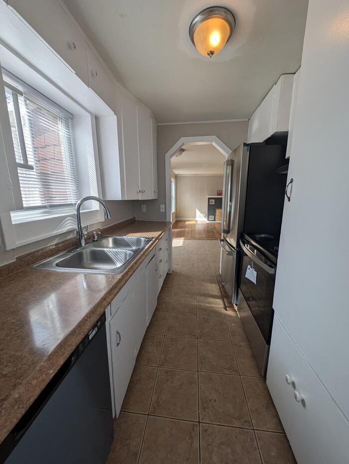 Building Photo - 140 Park St E