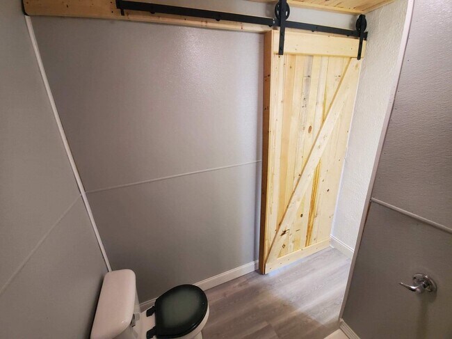 Building Photo - 274 W Dickson Ave