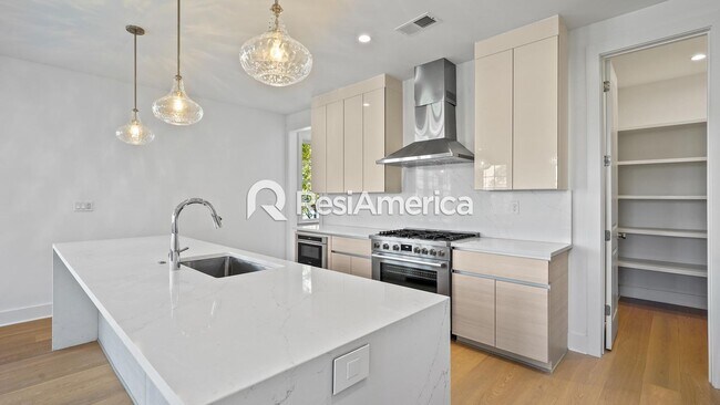 Building Photo - 2024 Construction - Modern 4 bedroom home in Downtown Memphis!!