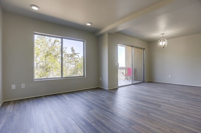 Building Photo - 2 Bedroom Oceanside Condo, with Private Ya...