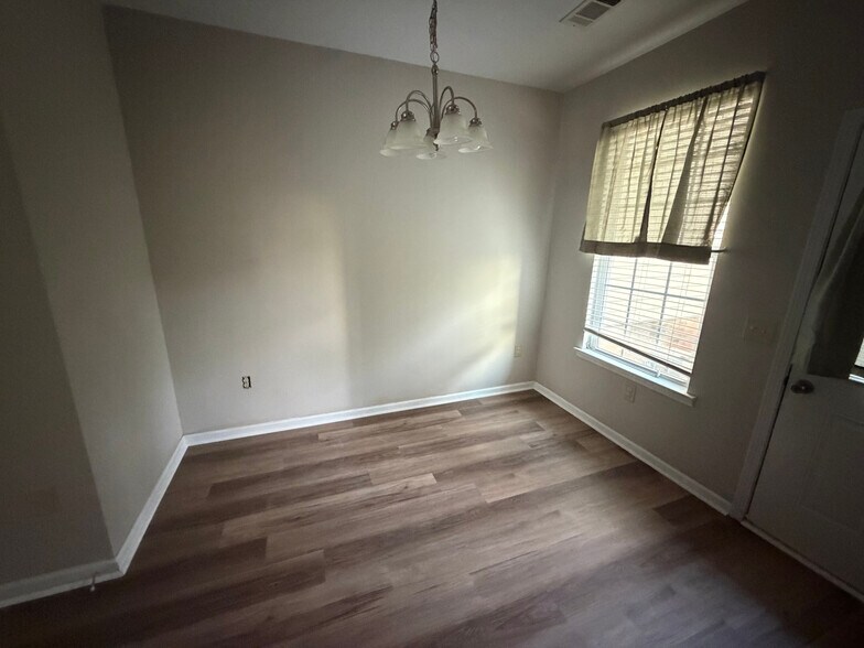 Building Photo - Room in Townhome on Timber Ridge Dr