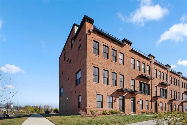 Building Photo - Stunning 4BR / 4.5BA End-Unit Townhome in Brambleton - Built in 2024!