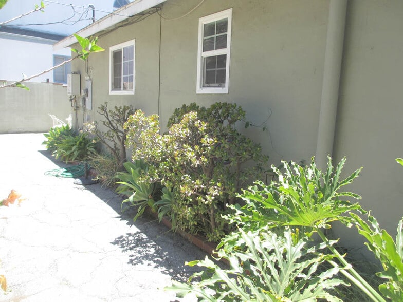 back of house - 3244 Selby Ave