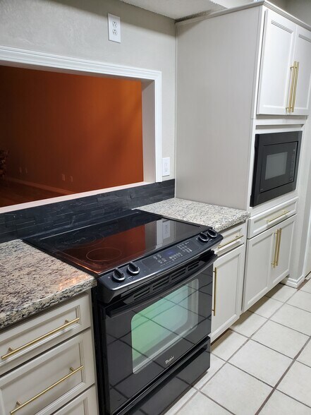 New Samsung range since photo - 106 N Troy Ave