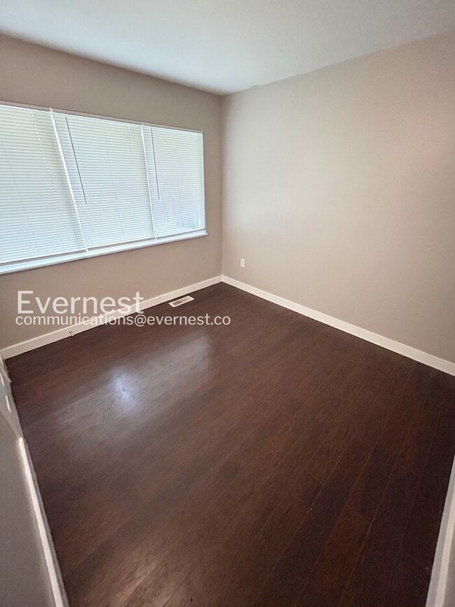 Building Photo - 560 Jamaica Pl