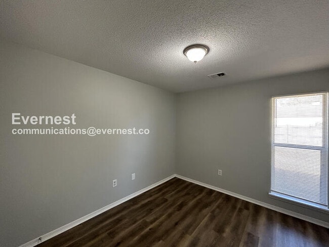 Building Photo - 3400 Laurelwood Dr