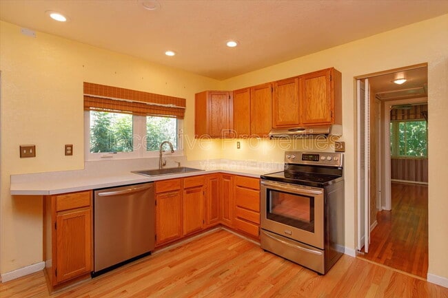 Building Photo - 816 Putnam Ave