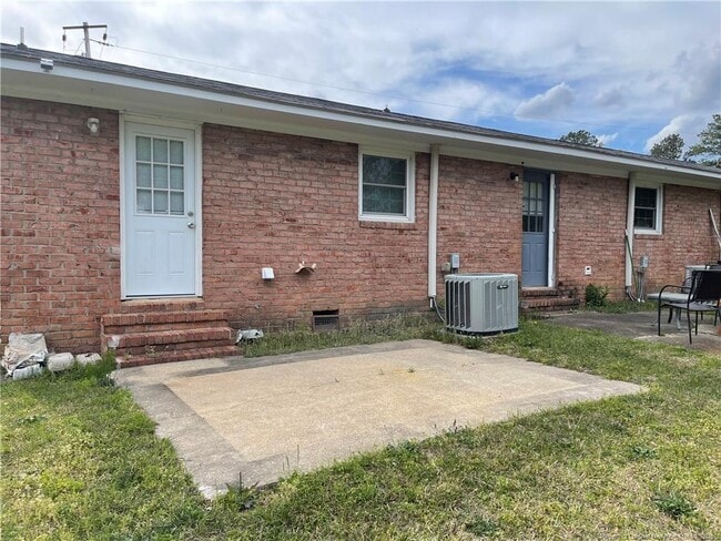 Building Photo - 264 Squire Ln