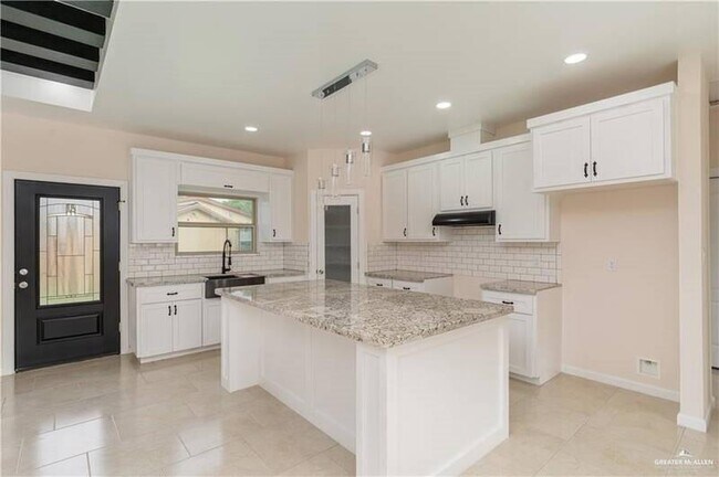 Building Photo - 2600 Vivien Dr