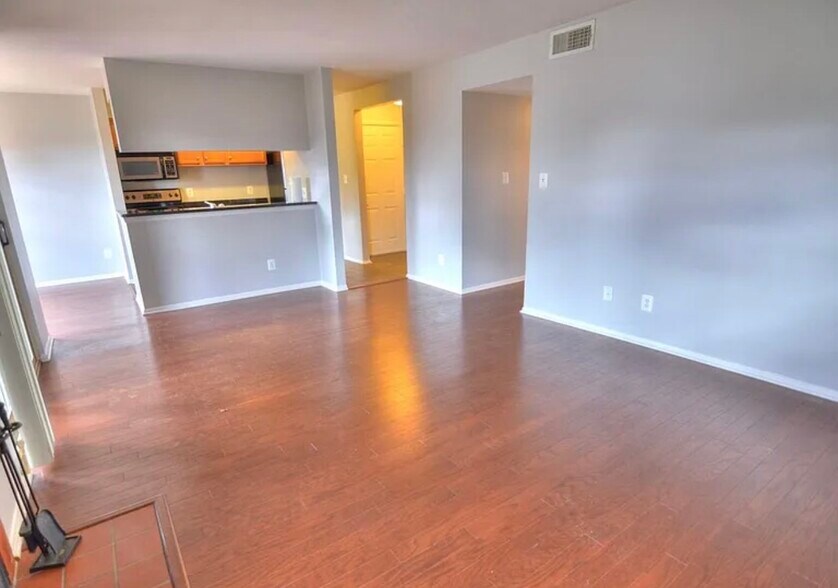 Building Photo - 1707 Ascot Way