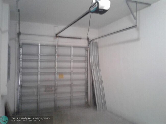 Building Photo - 3409 Lakeside Dr