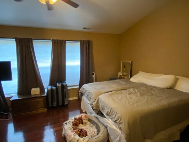 Building Photo - 3260 Bromley Ln