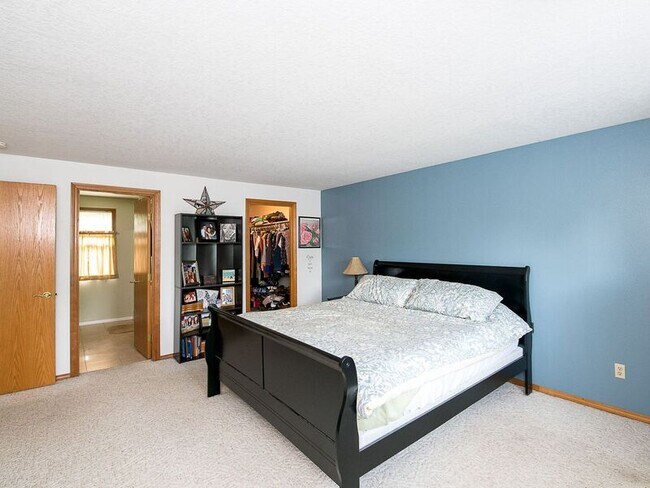 Building Photo - 1810 NE Estate Dr