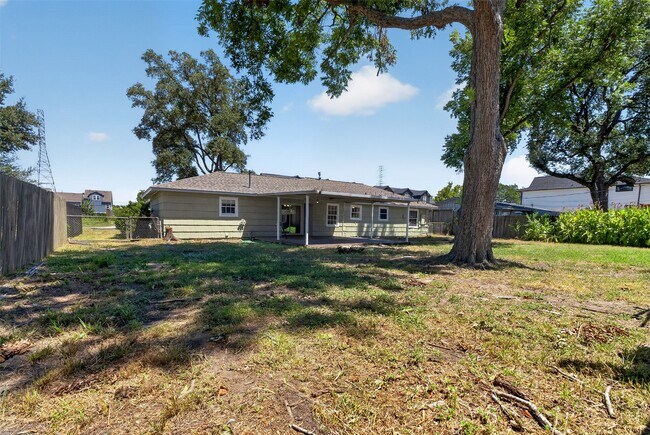 Building Photo - 1409 Wycliffe Dr