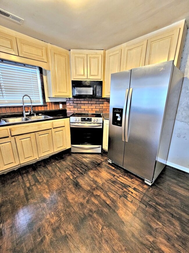 Building Photo - 614 3rd Ave SW