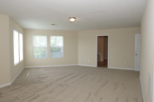 Building Photo - Move-In Special!