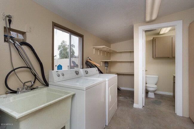 Building Photo - 610 E Malibu Dr
