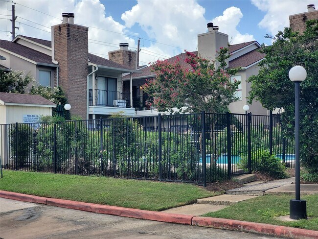 Building Photo - 1818 Augusta Dr