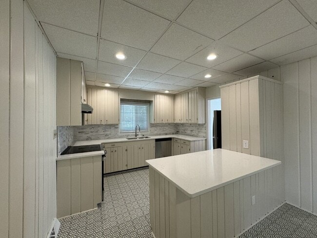Building Photo - 201 Livingston Dr
