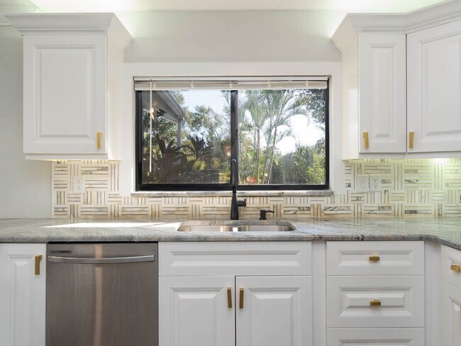 Building Photo - Country-Style Sarasota Living on a Full Acre - Pool Home with Oversized Workshop — Move-In Ready Now