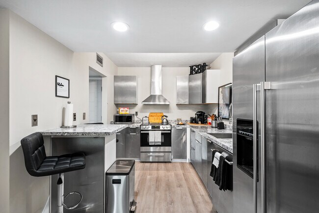 Building Photo - 5061 Sherwood Ln