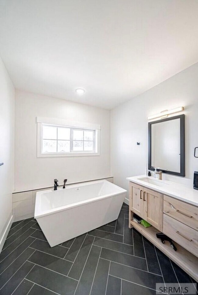Building Photo - Like-New 3BD/2.5BA Home | Garage + Fenced Yard + W/D Included! $500.00 Rent Credit for the month ...