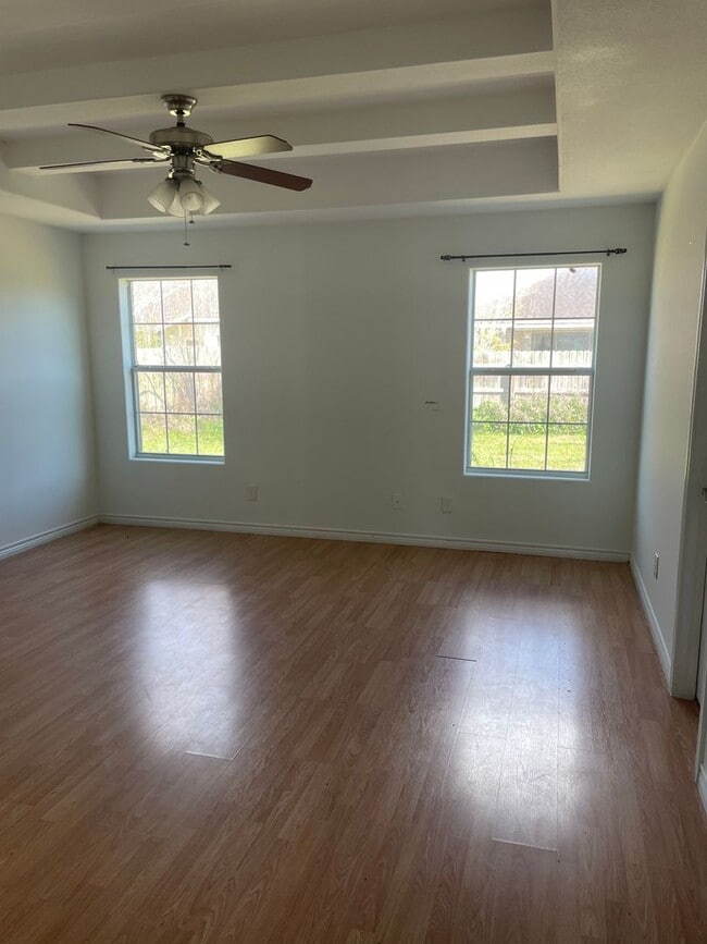 Building Photo - Large 3/2 Kingsville