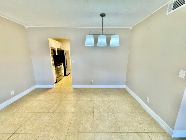 Building Photo - 10008 Twin Lakes Dr