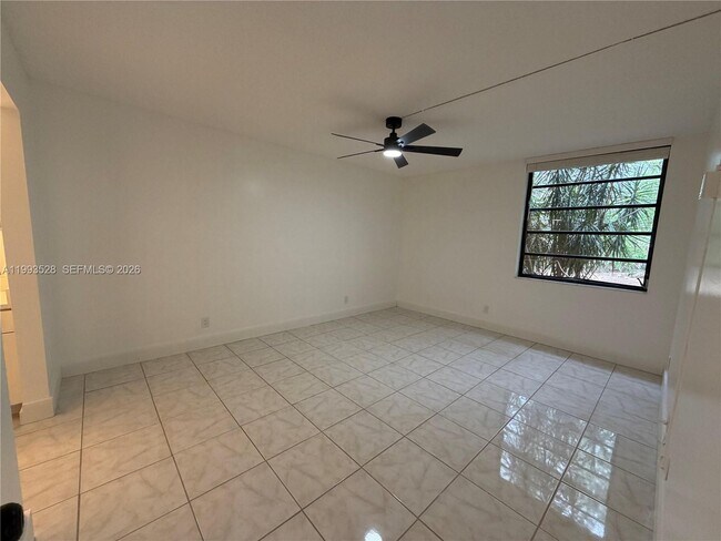 Building Photo - 400 Commodore Dr