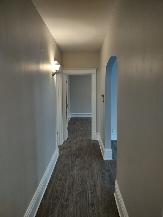 Building Photo - Updated 2-bedroom | Large Kitchen | Laundry in Building