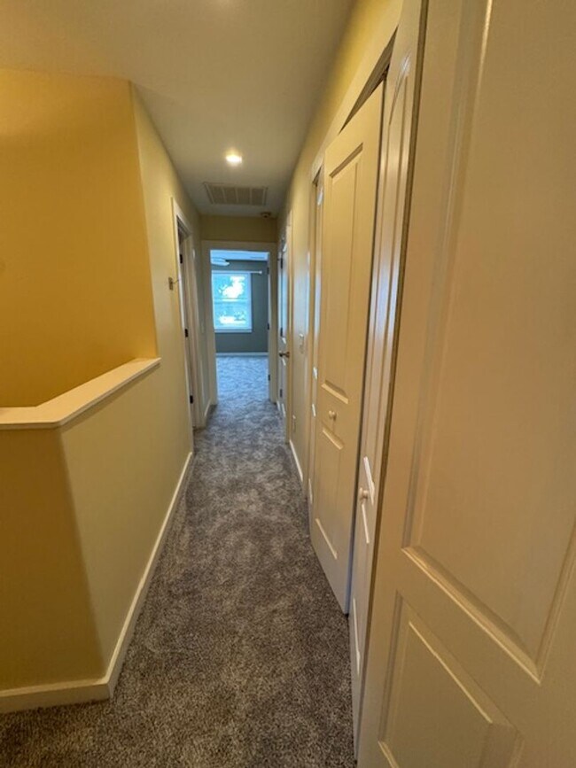 Building Photo - 1037