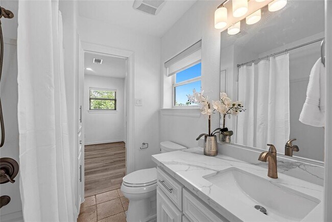 Building Photo - 2414 Avalon Pl