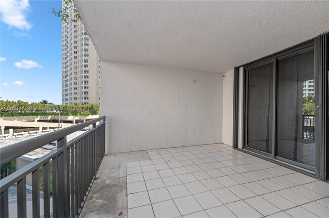 Building Photo - 540 Brickell Key Dr