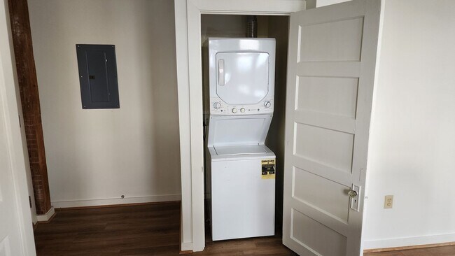 Building Photo - Flowers Building Condominiums Convenient To Downtown!!