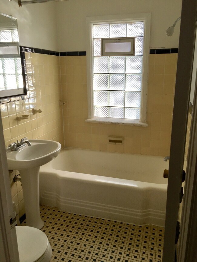 Building Photo - 310-312 Henry SE