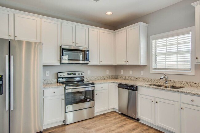 Building Photo - ***  COMING SOON!   ***  Stylish and comfo...