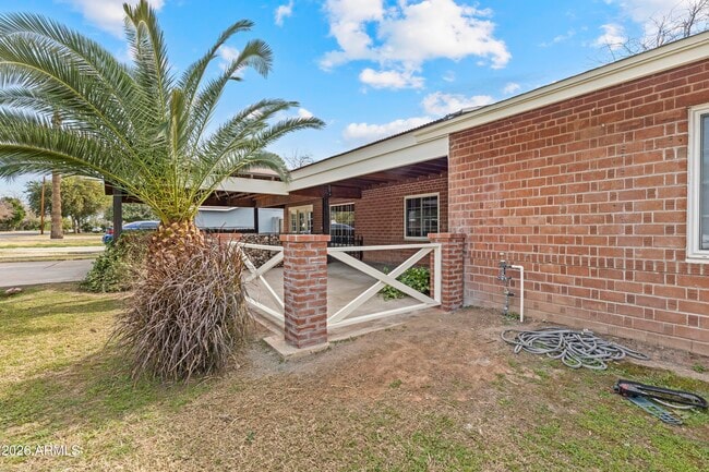 Building Photo - 4213 E Lewis Ave