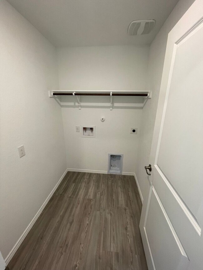 Building Photo - For Rent: Modern 3 Bed | 2 Bath | 2-Car Garage Home in Mission del Lago Community